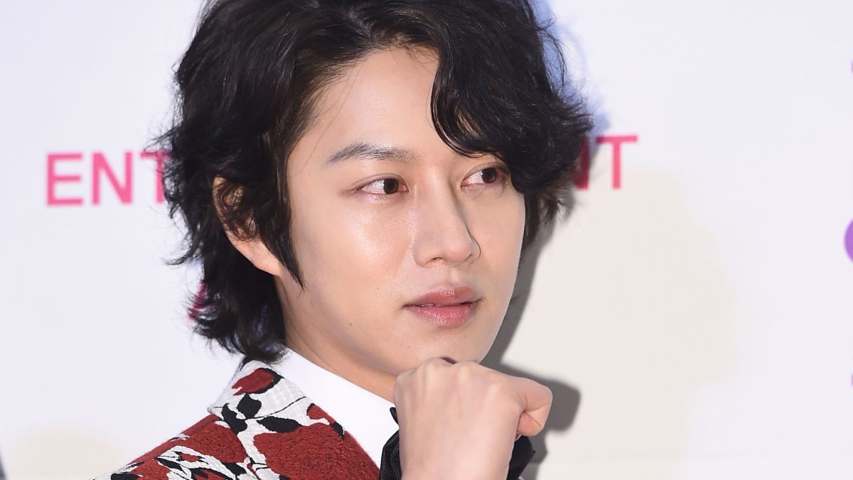 김희철 '거꾸로 태극기' 논란에 다시 입 열어…“우파좌파가 왜 나오냐”