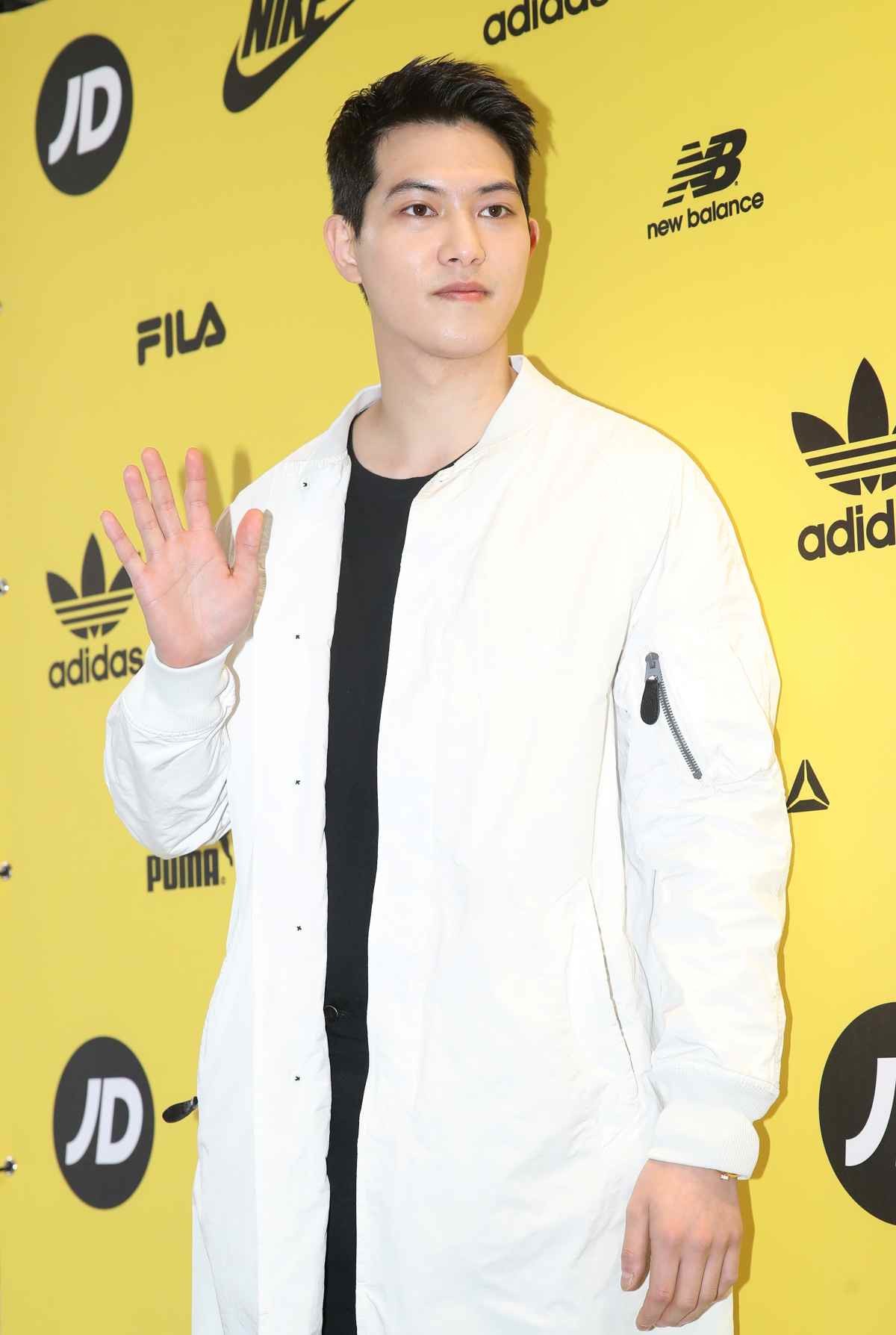 그룹 씨엔블루 출신 이종현이 2018년 서울 JD스포츠 강남점에서 열린 오픈행사에 참석해 포즈를 취하고 있다. / 뉴스1