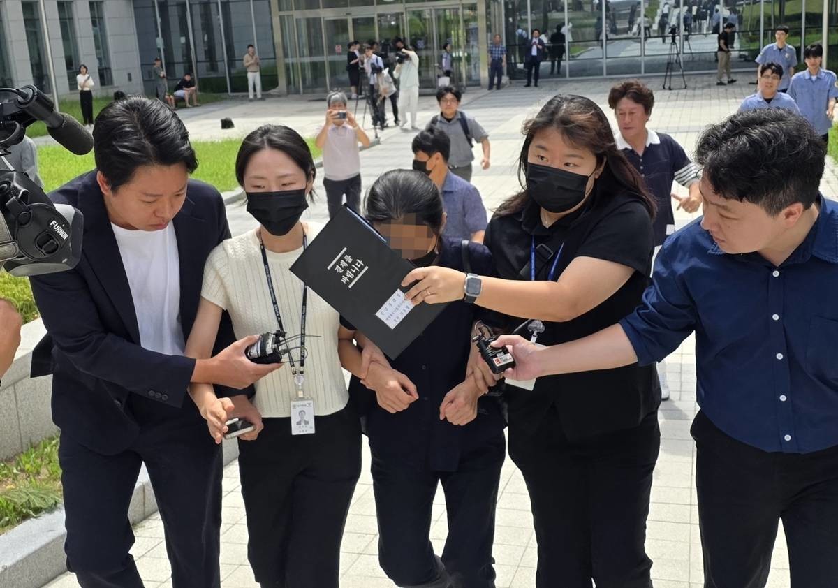 전날 자신의 외손자를 학대해 숨지게 한 혐의를 받고 있는 외할머니 A 씨가 천안시 대전지법 천안지원에서 구속영장 실질심사를 마치고 나서고 있다 / 뉴스1