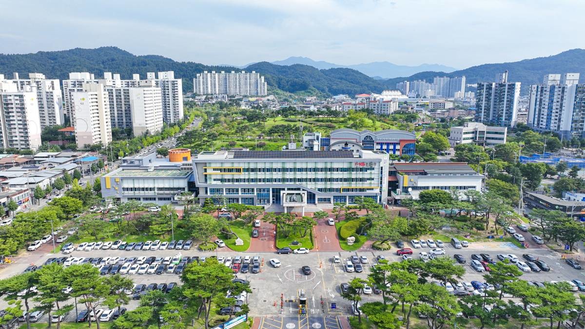 경북 문경시가 최근 타 지자체에서 공금 횡령 의심 사건이 발생함에 따라 유사 사례를 예방하고 공금관리 투명성을 높이기 위해 '문경시 공금관리 전수점검'에 들어갔다. 사진은 문경시정 전경/문경시