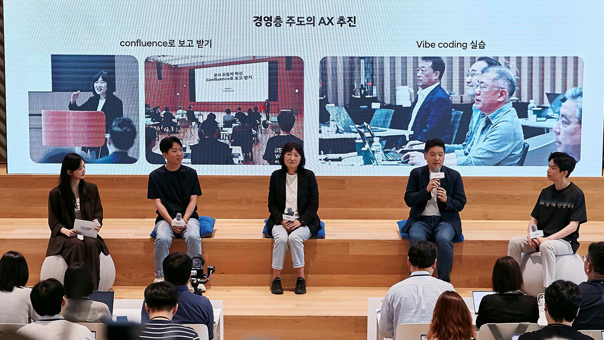 현대차그룹 AX 성과 발표회에서 (왼쪽 두 번째부터) 성화창 현대차·기아 AX PMO분과 팀장, 진은숙 ICT담당 사장, 박근한 머신러닝랩 상무가 질의응답을 진행하는 모습. / 현대자동차그룹