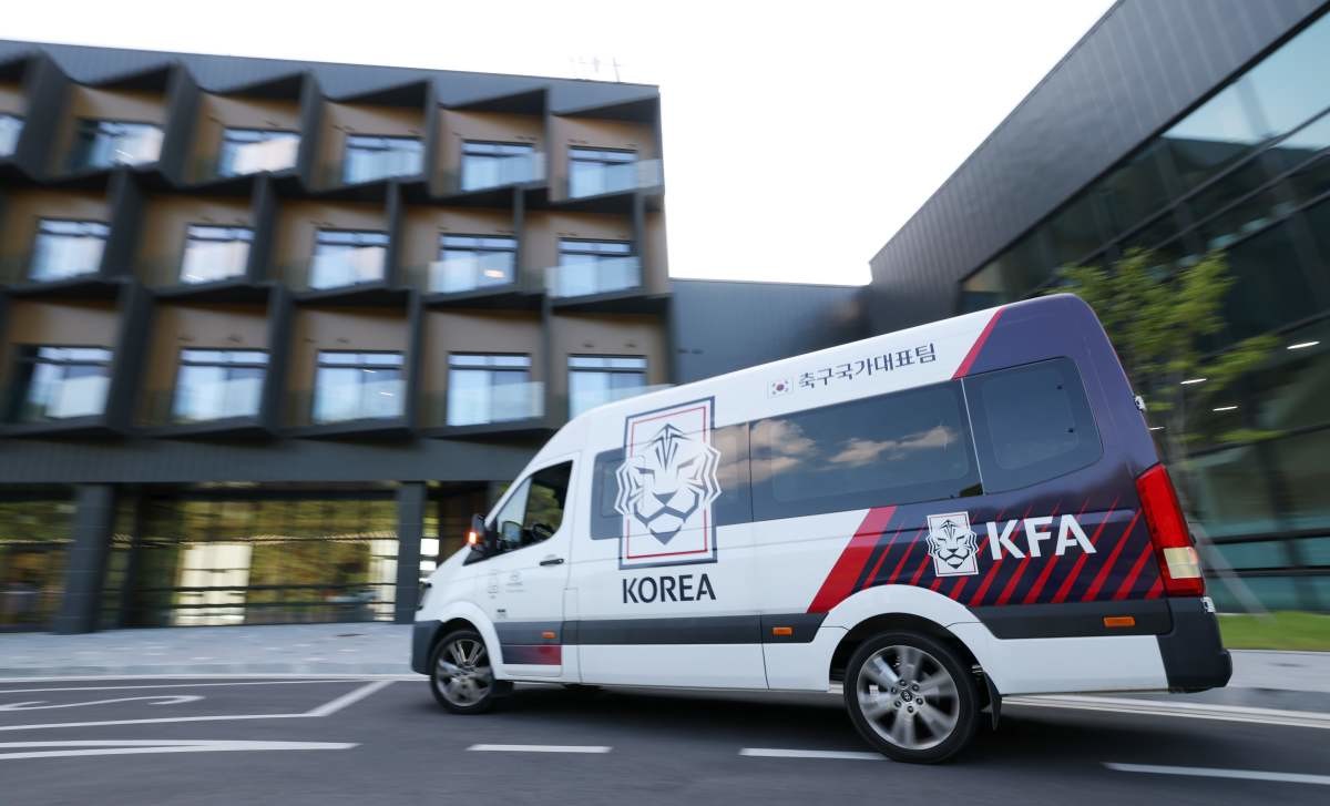 경찰이 지난 6일 오전부터 충남 천안에 있는 대한축구협회 사무실과 서울 종로구 축구회관(구 대한축구협회 사무실) 등에 대한 압수수색 영장을 집행하고 있다. / 뉴스1
