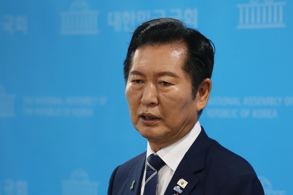 정청래 더불어민주딩 당대표 후보가 12일 오전 서울 여의도 국회 소통관에서 공약 발표를 마치고 취재진 질문에 답하고 있다. / 뉴스1