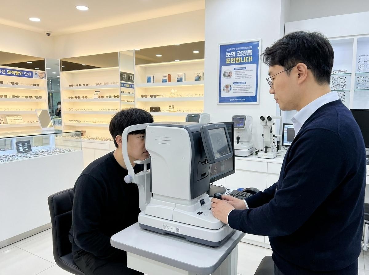 안경점에서 시력을 검사받는 모습. 기사 내용 토대로 AI툴 활용해 제작한 자료사진.