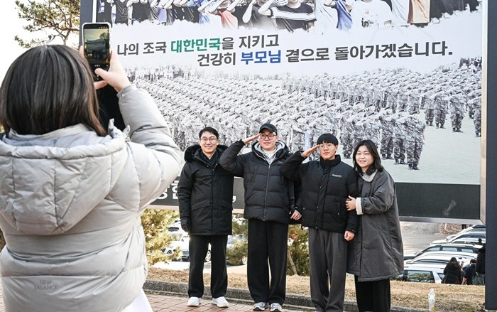 5일 오후 충남 논산 육군훈련소에서 열린 새해 첫 입영식에서 입영장정이 가족들과 기념사진을 촬영하고 있다. (육군 제공. 재판매 및 DB 금지) 2026.1.5/뉴스1