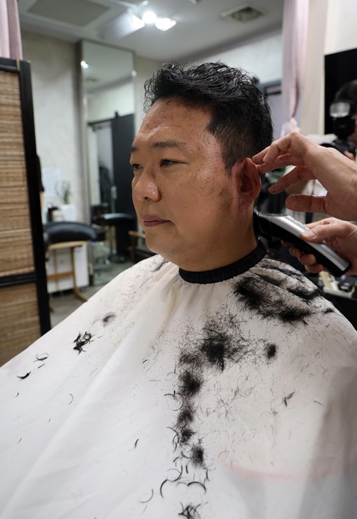 천하람 개혁신당 원내대표가 12일 오전 서울 여의도 국회 이발소에서 육군훈련소 입소를 위해 이발을 하고 있다. 천 원내대표는 군의 현장 상황을 알아보기위헤 신병 훈련을 자청, 이날부터 2박 3일간 논산훈련소에 입소한다. 2026.8.12/뉴스1