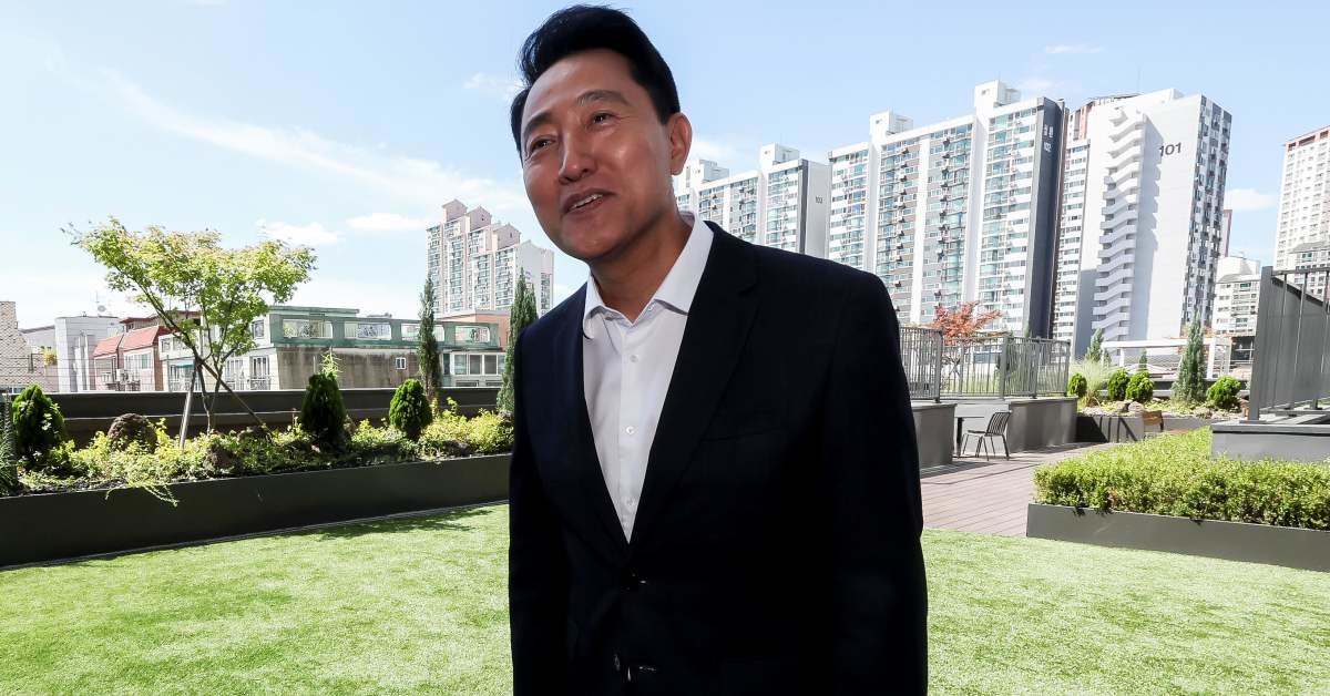 오세훈 서울시장이 12일 오후 서울시 구로구 개봉로 개봉 세이지움 청년안심주택을 방문해 커뮤니티 시설을 둘러보고 있다. / 뉴스1