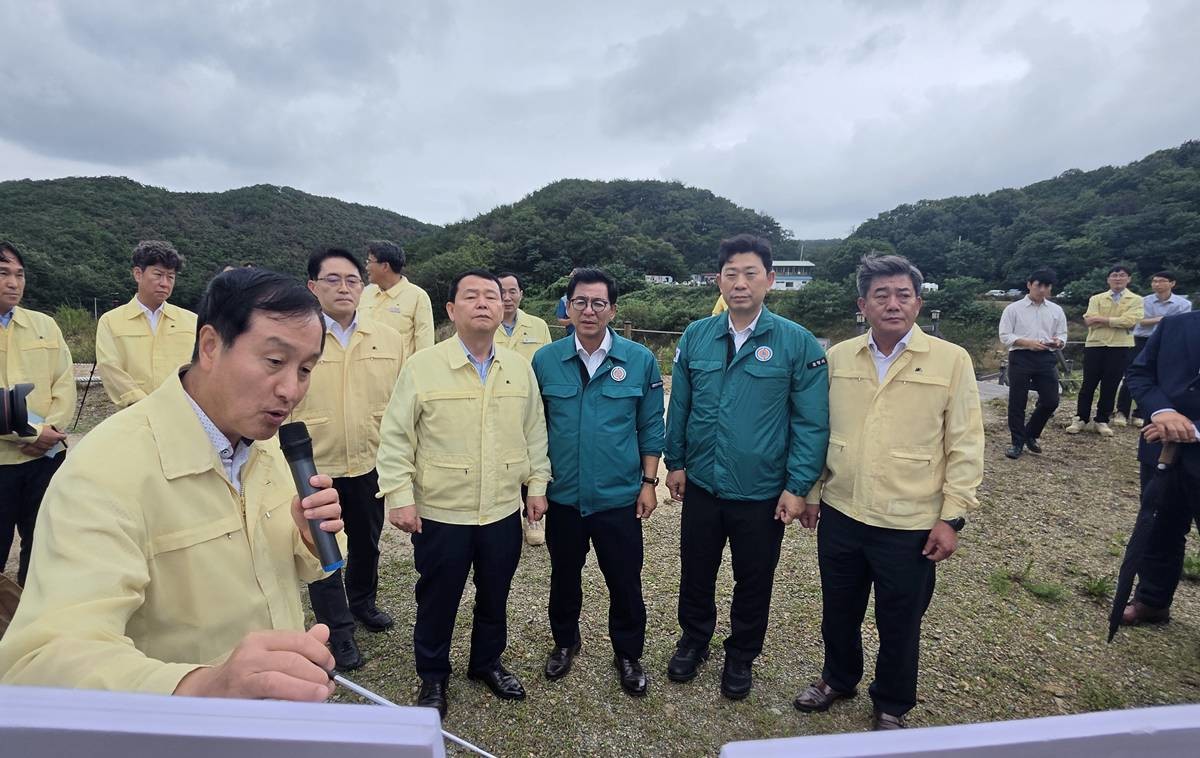 이상휘 국회의원이 12일, 박용선 포항시장, 윤석대 한국수자원공사 사장 등 관계기관 인사들과 함께 항사댐 공사 예정지 현장을 점검했다./이상휘 의원실