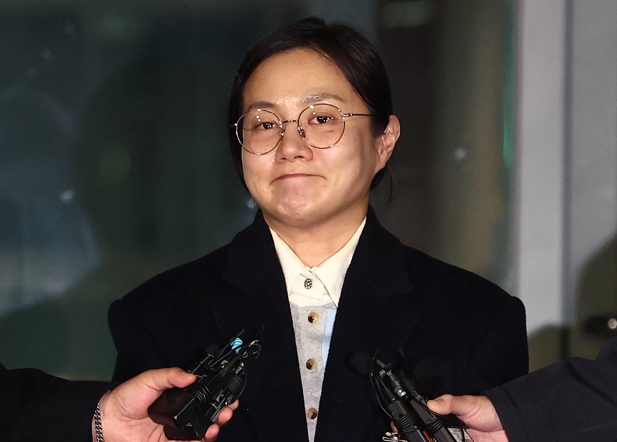 전직 매니저들에게 갑질을 했다는 등의 의혹에 휩싸인 개그우먼 박나래가 지난 2월 20일 밤 서울 강남경찰서에서 피고발인 조사를 마치고 나오며 취재진 질의에 답변하고 있다 / 뉴스1
