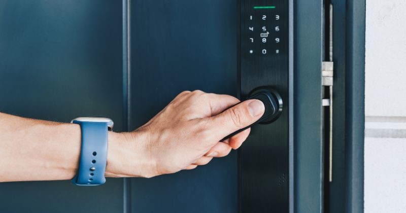 스마트 홈 시스템으로 집을 열고 닫는 여자의 손. NFC 기술, 키카드, PIN 번호, 지문 인식, 스마트폰, 전기 및 비접촉 개념. / 셔터스톡