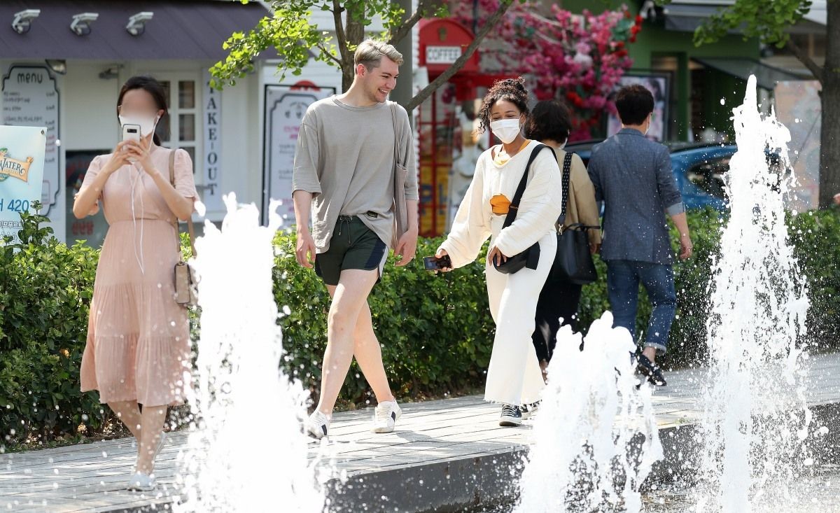 서울 마포구 연남동 경의선숲길에서 시민들이 분수대 옆으로 산책하고 있는 모습 / 뉴스1