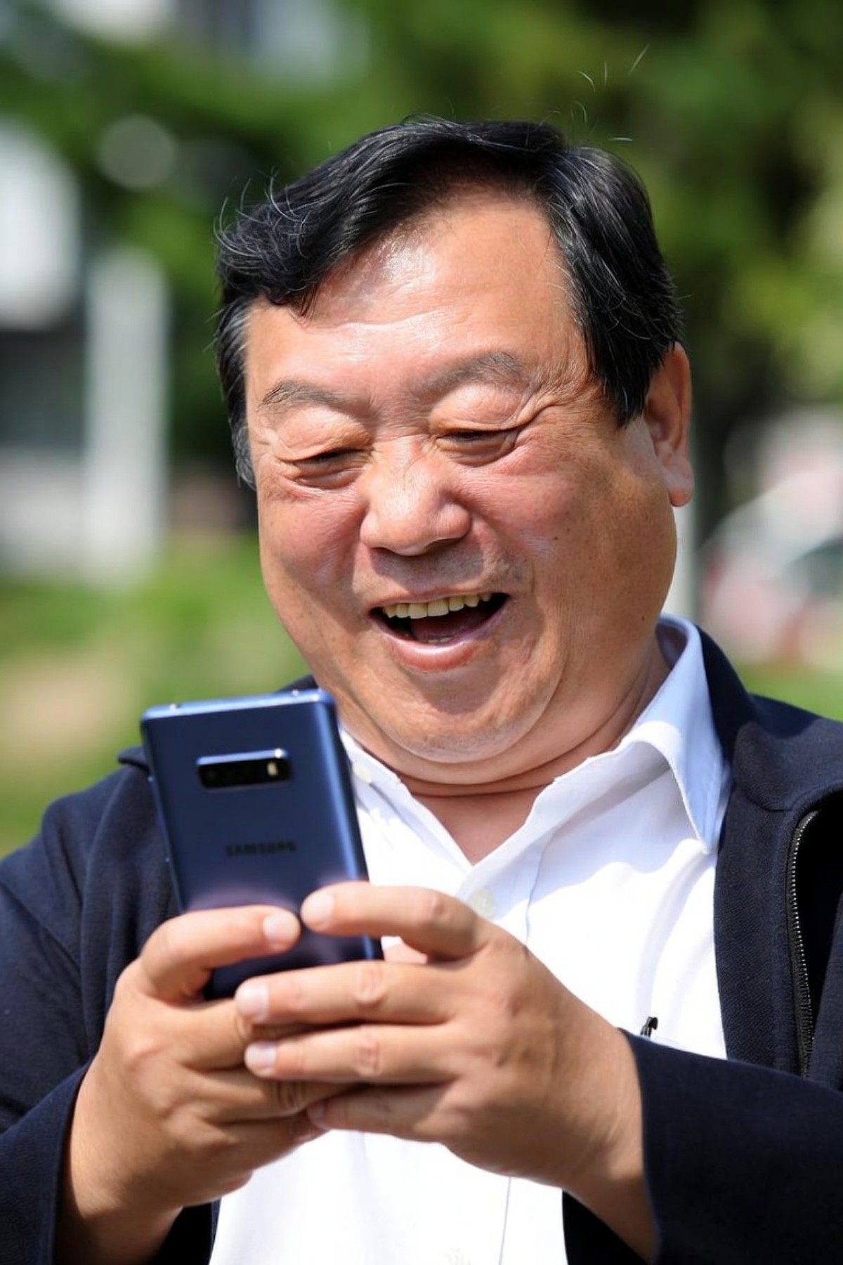 발열 현상 해결 뒤 밝게 웃는 갤럭시 스마트폰 이용자. 기사 내용 토대로 AI툴 활용해 제작한 자료사진.