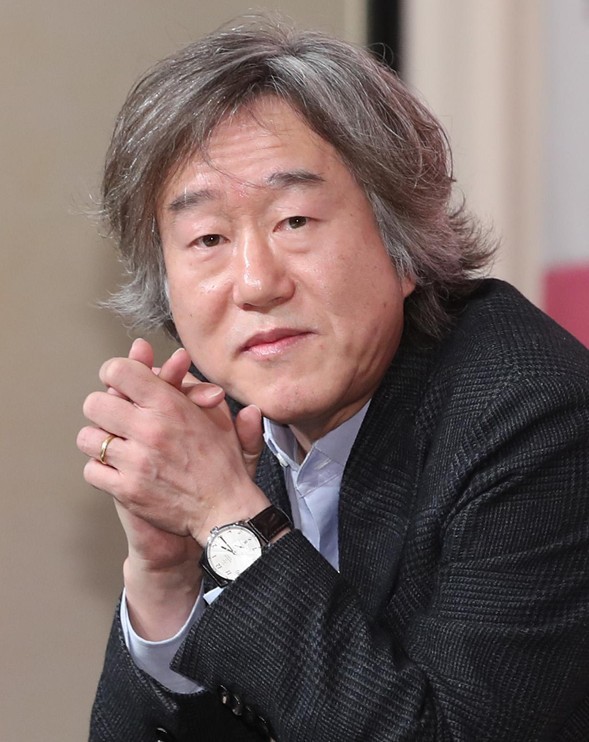 고 안판석 감독이 생전이었던 2018년 3월 28일 오후 서울 영등포 타임스퀘어에서 열린 JTBC 드라마 ‘밥 잘 사주는 예쁜 누나’ 제작발표회에 참석해 취재진 질문을 듣고 있다. ‘밥 잘 사주는 예쁜 누나’는 그냥 아는 사이로 지내던 두 남녀 서준희(정해인 분), 윤진아(손예진 분)가 사랑에 빠지면서 그리는 '진짜 연애'에 대한 이야기를 담았다. 2018.3.28./뉴스1