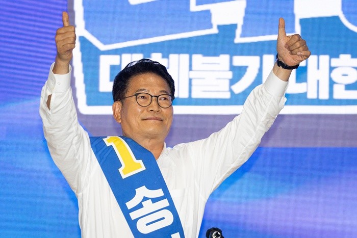 송영길 더불어민주당 당대표 후보가 9일 강원 횡성군 횡성국민체육센터에서 열린 더불어민주당 당대표 및 최고위원 선출을 위한 강원 순회경선 합동연설회에서 당원들을 향해 손을 들어 보이고 있다. 2026.8.9/뉴스1