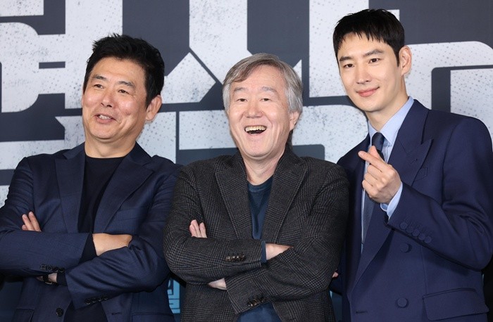 배우 성동일(왼쪽부터)과 안판석 감독, 이제훈이 6일 서울 구로구 라마다서울 신도림 호텔에서 열린 JTBC 새 토일드라마 ‘협상의 기술’ 제작발표회에 참석해 포즈를 취하고 있다. ‘협상의 기술’은 전설의 협상가로 불리는 대기업의 M&A 전문가와 그 팀의 활약상을 그리는 드라마다. 2025.3.6/뉴스1