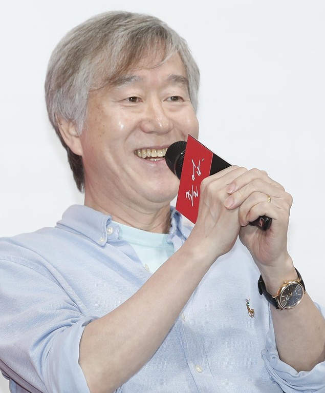 안판석 PD가 9일 오후 서울 신도림 라마다 호텔에서 열린 tvN 새 토일드라마 ‘졸업’ 제작발표회에서 인사말을 하고 있다. '졸업'은 스타 강사 서혜진(정려원 분)과 신입 강사로 나타난 발칙한 제자 이준호(위하준 분)의 설레고도 달콤한 미드나잇 로맨스를 그린 작품이다. 2024.5.9/뉴스1