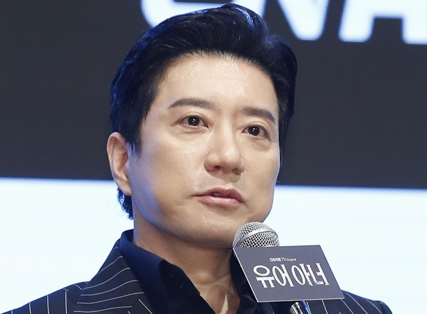 배우 김명민이 12일 서울 구로구 더세인트에서 진행된 지니 TV 새 오리지널 드라마 '유어 아너' 제작발표회에서 인사말을 하고 있다. '유어 아너'는 자식을 위해 괴물이 되기로 한 두 아버지의 부성 본능 대치극이다. 2024.8.12/뉴스1