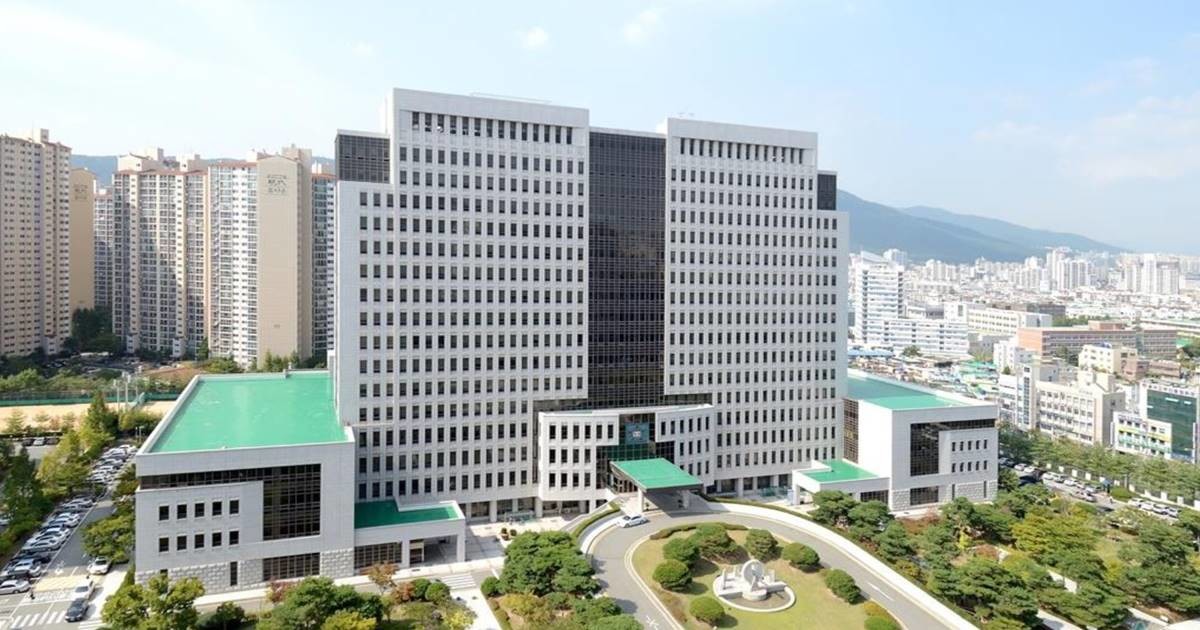 부산고법 형사2부(부장판사 박운삼)는 12일 지방교육자치에 관한 법률 위반 혐의로 재판에 넘겨진 정 회장에게 벌금 200만원을 선고했다. 1심 벌금 400만원보다 절반 줄어든 형량이다. / 사진=자료사진