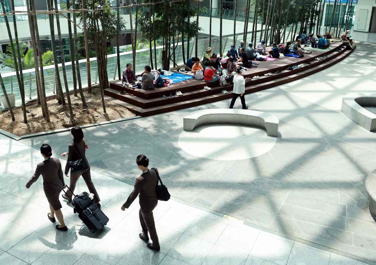 지난 5일 인천국제공항 제2여객터미널에서 어르신들이 더위를 피해 쉬고 있다. 연일 이어지는 폭염에 마땅한 피서지를 찾지 못한 어르신들이 최근 쾌적한 실내환경과 편의시설을 갖춘 공항으로 발걸음을 옮기고 있다. / 뉴스1
