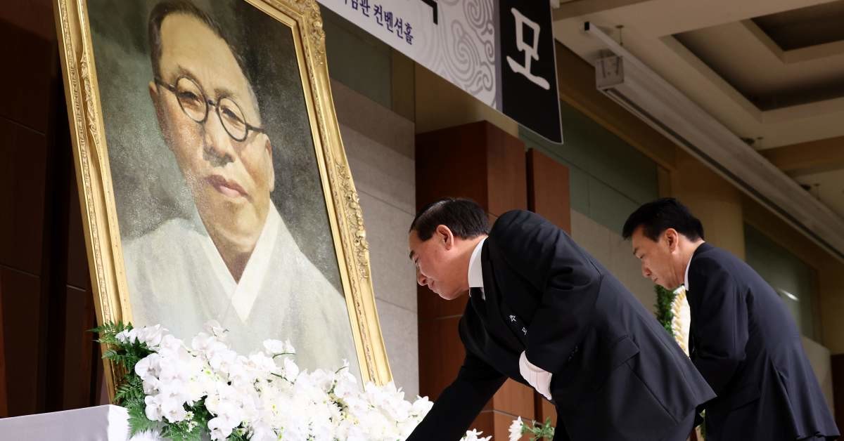 지난 6월 26일 서울 용산구 백범김구기념관에서 열린 백범 김구 선생 제77주기 추모식에서 참석자들이 묵념하고 있다. / 뉴스1