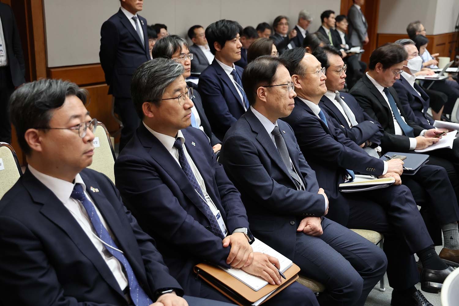 6월 19일 청와대 춘추관에서 김용범 정책실장, 홍익표 정무수석, 이규연 홍보소통수석 등 참모진들이 이재명 대통령의 유럽·G7 순방 결과 브리핑을 듣고 있다. / 뉴스1