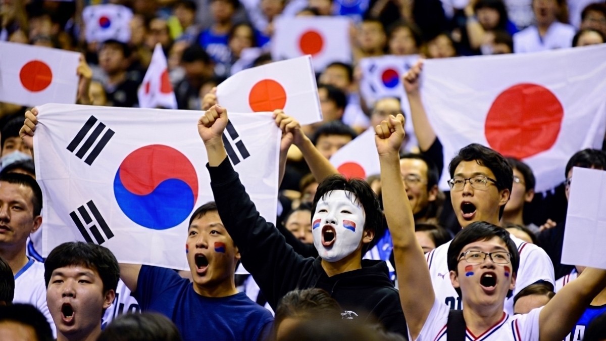 한일전 응원하는 관중들. 기사 내용 토대로 AI툴 활용해 제작한 자료사진.