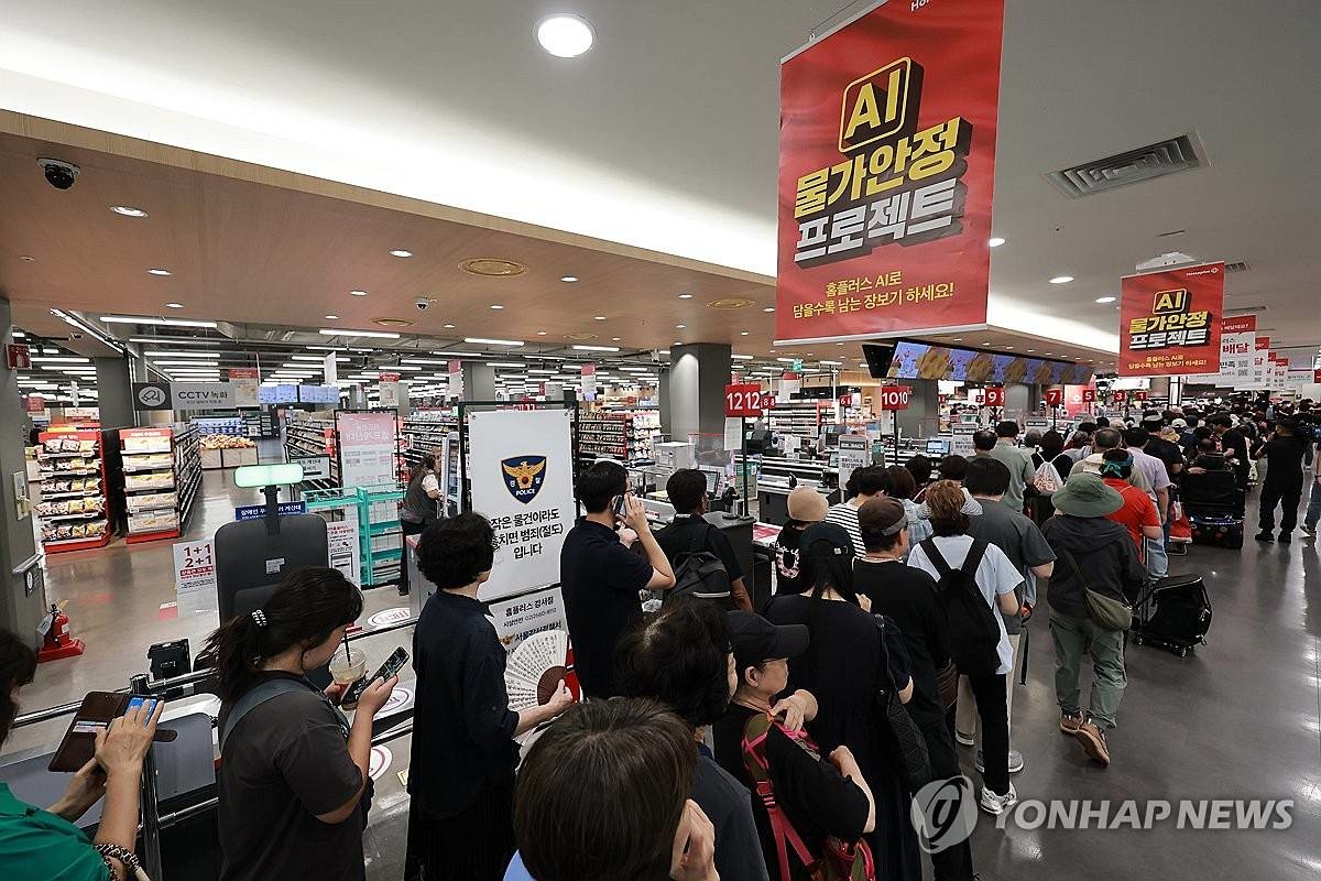 임시휴업에 들어갔던 홈플러스가 67개 점포를 재개장한 13일 서울 홈플러스 강서점에서 시민들이 개장 시간을 기다리고 있다 / 연합뉴스