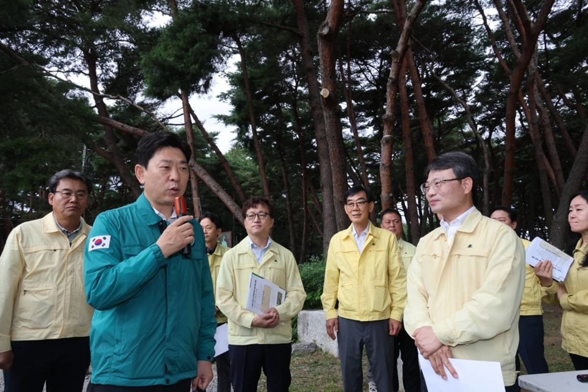 박은식 산림청장과 박용선 포항시장은 13일 새벽 소나무재선충병 방제 총력 대응을 위해 기북면 탑정리 일대 유인항공방제 현장을 찾아 방제 상황을 점검했다./포항시