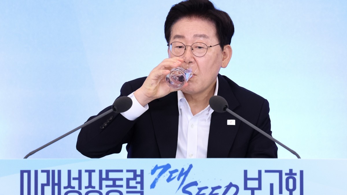 이재명 대통령이 12일 청와대에서 열린 미래성장동력 7대SEED 보고회에서 물을 마시고 있다. / 뉴스1
