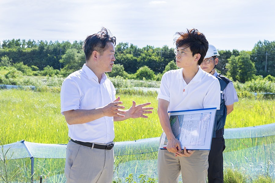 김남원 검단구의회 의장이 금개구리 서식지 현장에서 관계자와 함께 대체서식지 조성 추진 상황을 점검하고 있다