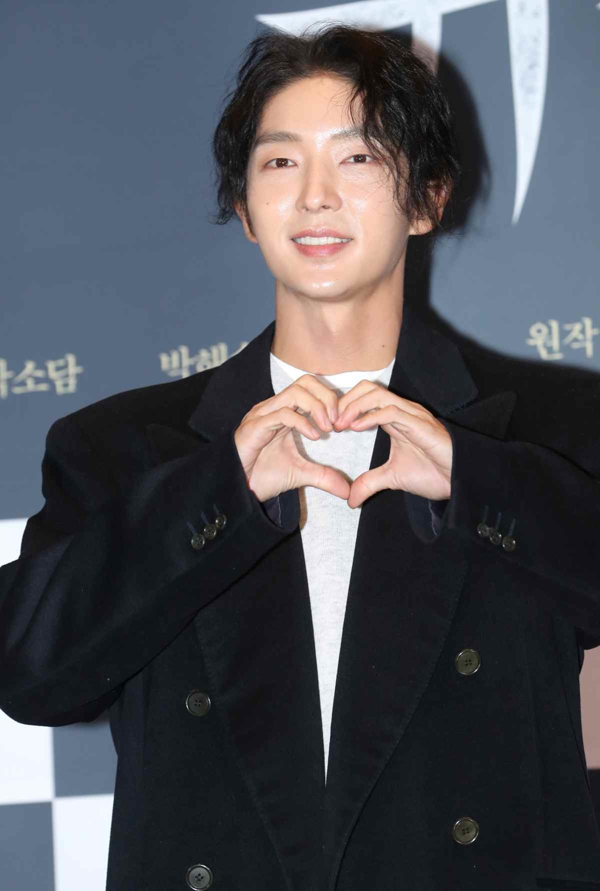 배우 이준기가 2023년 서울 용산구 CGV 용산아이파크몰에서 열린 영화 '유령' VIP시사회에서 포즈를 취하고 있다.  / 뉴스1