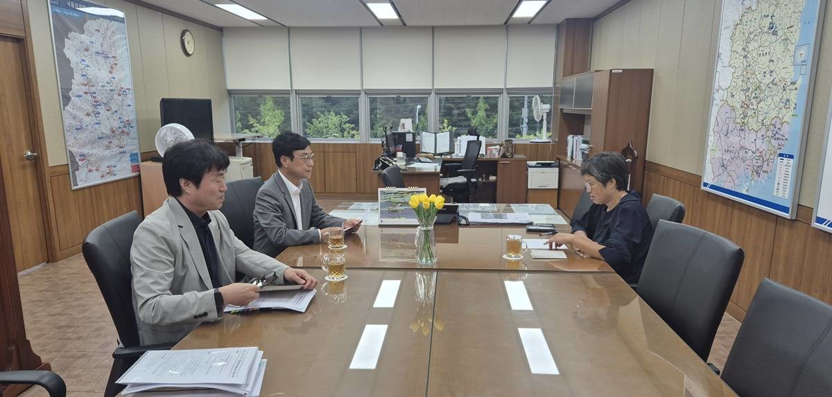 최기영 봉화군수가 8월12일 대구지방환경청을 방문, 도촌리 일원 민간 지정폐기물 매립장 건설사업 에 대한 강한 유감을 표하고 재검토를 촉구했다./봉화군