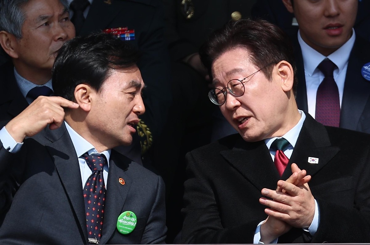 이재명 대통령(오른쪽)과 안규백 국방부 장관이 지난 2월 20일 충남 계룡대 대연병장에서 열린 육·해·공군 사관학교 통합임관식에서 대화를 하고 있다. / 뉴스1