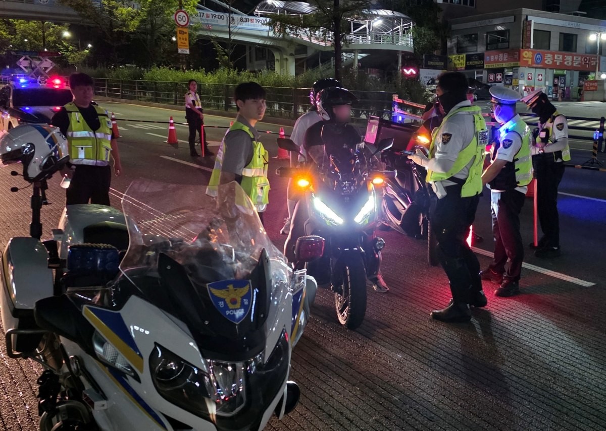 충남 천안시 쌍용동 일봉사거리에서 폭주 단속에 나선 경찰이 오토바이 운전자를 상대로 검문하고 있다. / 뉴스1