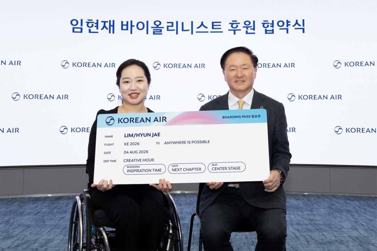 우기홍 대한항공 부회장(우)과 임현재 바이올리니스트가 모형 항공권을 들고 기념사진을 촬영하는 모습. / 대한항공 제공
