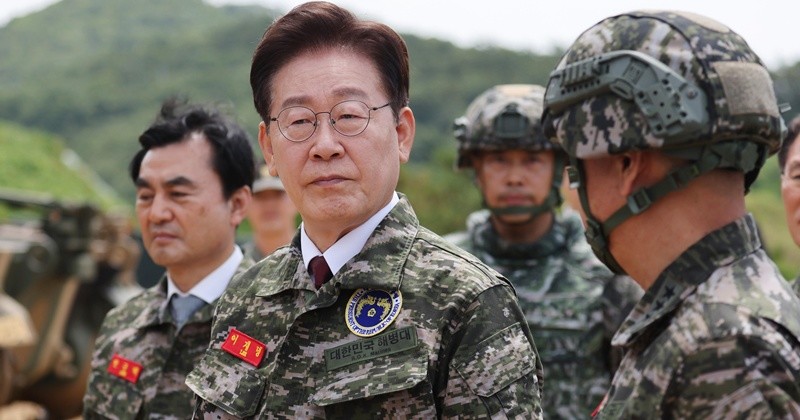 이재명 대통령이 24일 인천 옹진군 연평도 연평부대에서 관계자로부터 K-9 자주포에 대한 설명을 듣고 있다. 2026.6.24/뉴스1
