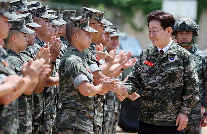 이재명 대통령이 24일 인천 옹진군 연평도 연평부대에서 해병대 장병들과 인사하고 있다. 2026.6.24/뉴스1