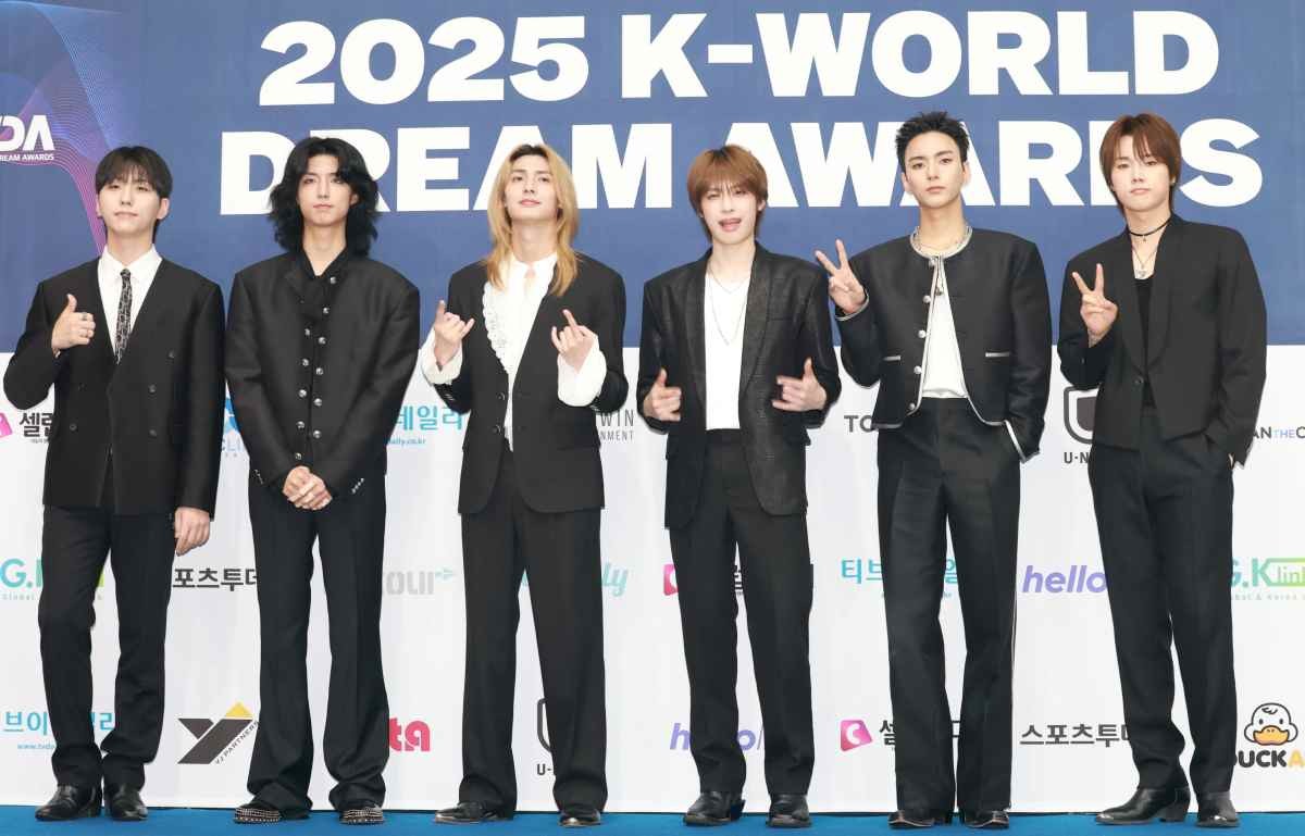 엑스디너리 히어로즈가 지난해 서울 송파구 잠실 실내체육관에서 열린 '2025 케이 월드 드림 어워즈( K-WORLD DREAM AWARDS 2025)' 블루카펫 행사에 참석해 포즈를 취하고 있다. / 뉴스1