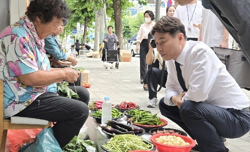 전문학 청장이 이달 12일 직통폰 민원 접수 현장인 관내 시장을 방문해 상인과 이야기를 나누고 있다./사진=대전 서구
