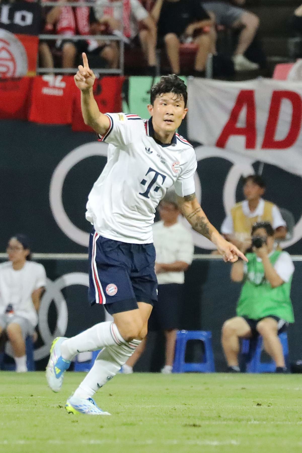 국가대표이자 FC 바이에른 뮌헨 소속 수비수 김민재가 4일 오후 제주 서귀포시 법환동 제주월드컵경기장에서 열린 아우디 풋볼 서밋 2026 제주SK FC와의 경기에서 그라운드를 뛰며 사인을 보내고 있다. / 뉴스1