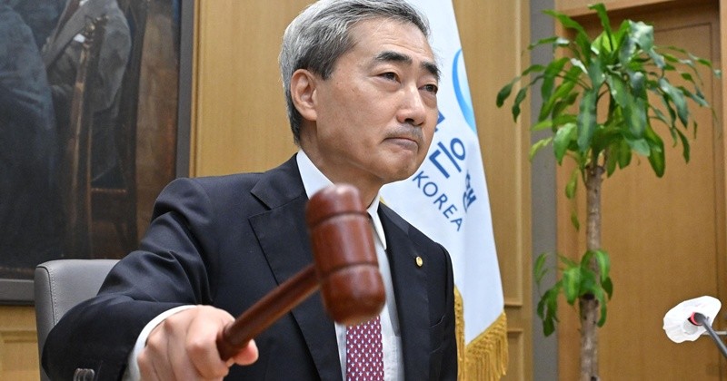 신현송 한국은행 총재가 16일 오전 서울 중구 한국은행에서 열린 금융통화위원회 본회의에서 의사봉을 두드리고 있다. 이날 금통위는 기준금리를 연 2.50%에서 2.75%로 0.25%포인트(p) 인상했다. 이는 3년 6개월(42개월) 만에 이뤄진 기준금리 인상으로, 통화정책은 완화 기조를 마무리하고 새로운 긴축 국면에 들어서게 됐다. 2026.7.16/뉴스1