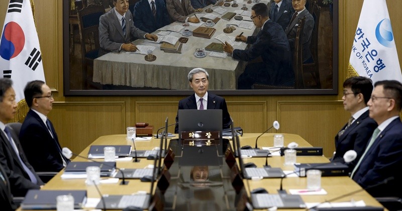 신현송 한국은행 총재가 16일 오전 서울 중구 한국은행에서 열린 금융통화위원회 본회의를 주재하고 있다. 이날 금통위는 기준금리를 연 2.50%에서 2.75%로 0.25%포인트(p) 인상했다. 이는 3년 6개월(42개월) 만에 이뤄진 기준금리 인상으로, 통화정책은 완화 기조를 마무리하고 새로운 긴축 국면에 들어서게 됐다. 2026.7.16/뉴스1