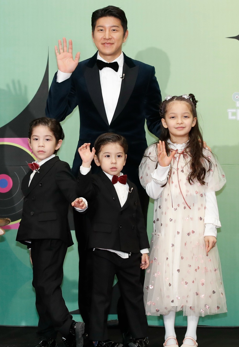 박주호가 2023년 12월 23일 오후 서울시 영등포구 여의도 KBS 신관 웨딩홀에서 열린 '2023 KBS 연예대상' 레드카펫 행사에서 나은, 건후, 진우와 함께 참석해 포즈를 취하고 있다. / 뉴스1