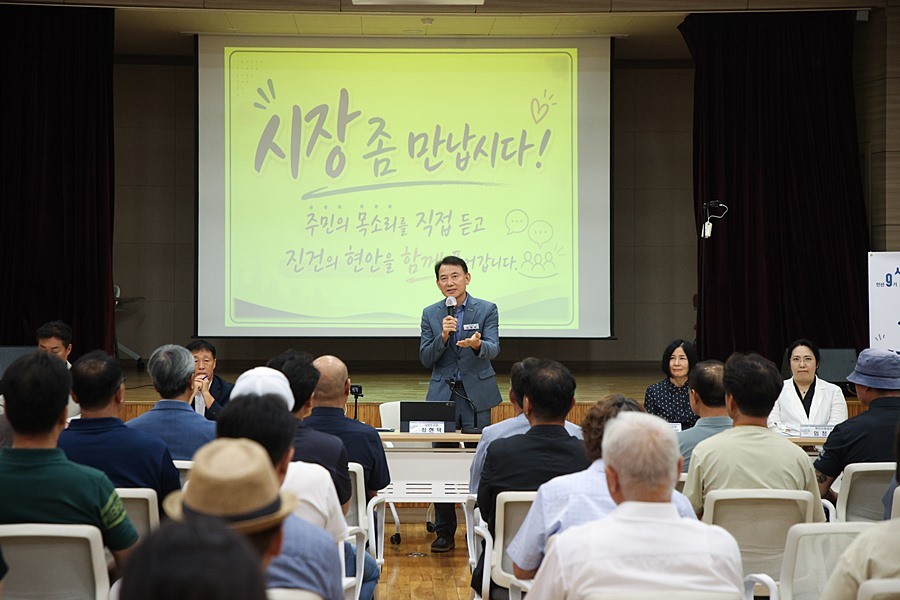 최현덕 남양주시장이 진건읍 ‘시장 좀 만납시다’에서 주민들에게 지역 현안과 시정 추진 방향을 설명하고 있다