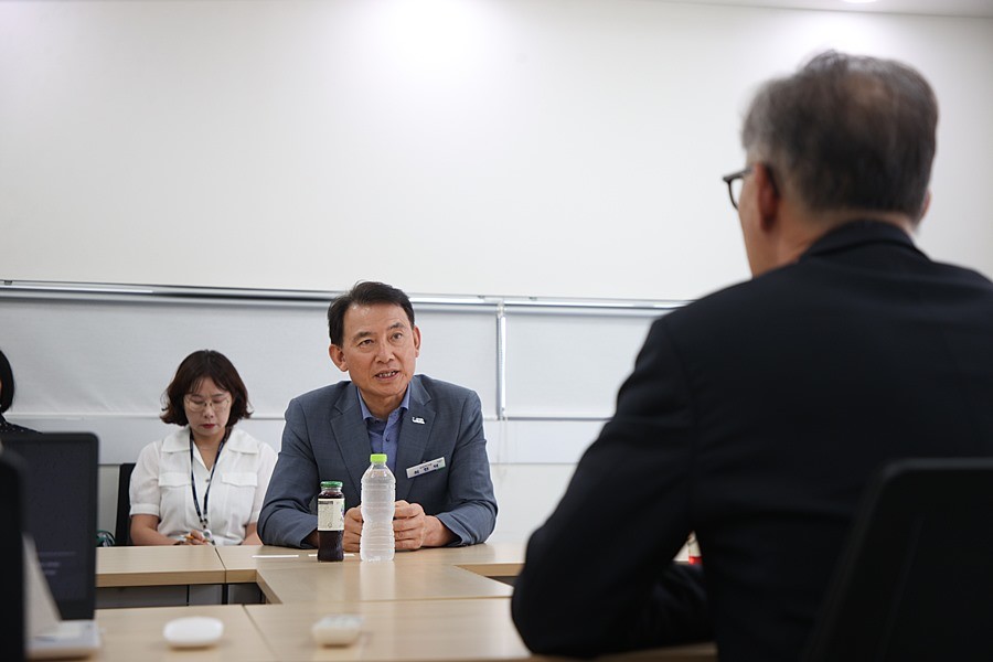 최현덕 시장이 다산정약용브랜드파트너스 기업인 엔엠텍코리아를 방문해 기업 관계자와 애로사항 및 지원 방안을 논의하고 있다