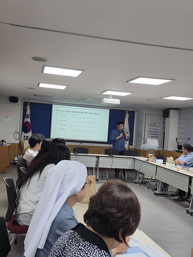 이상한교수 화재대응 실무교육하는 모습