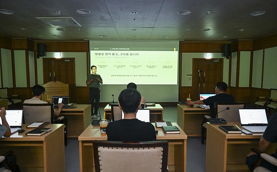 한수완 의회사무국장이 의정부시의회 정책지원관들을 대상으로 자체 제작한 '조례 사전검토·입안 지원 AI 챗봇' 실습 교육을 진행하고 있다