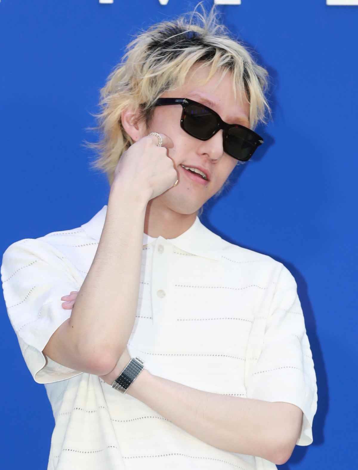 가수 자이언티가 2023년 서울 서초구 서울웨이브아트센터에서 열린 패션 브랜드 ‘타임(TIME) 23FW 패션쇼’에서 볼 하트를 해 달라는 취재진의 요청에 손가락으로 하트 모양을 그리고 있다.  / 뉴스1