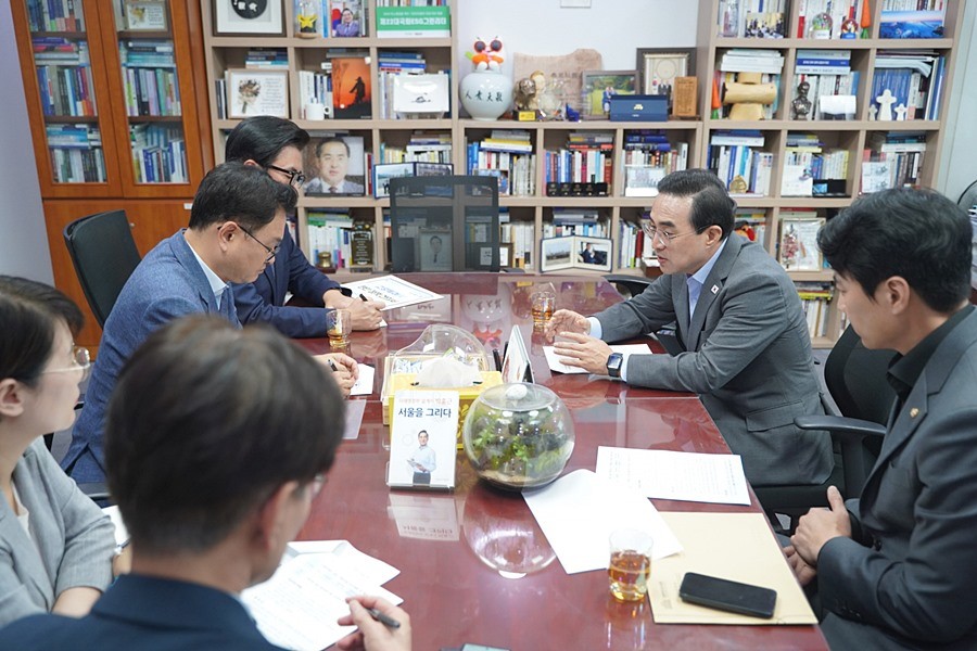 민경선 고양특례시장(왼쪽 위에서 두 번째)이 박홍근 기획예산처 장관(오른쪽 위쪽)에게 고양시 현안정책에 대해 설명하고 있다