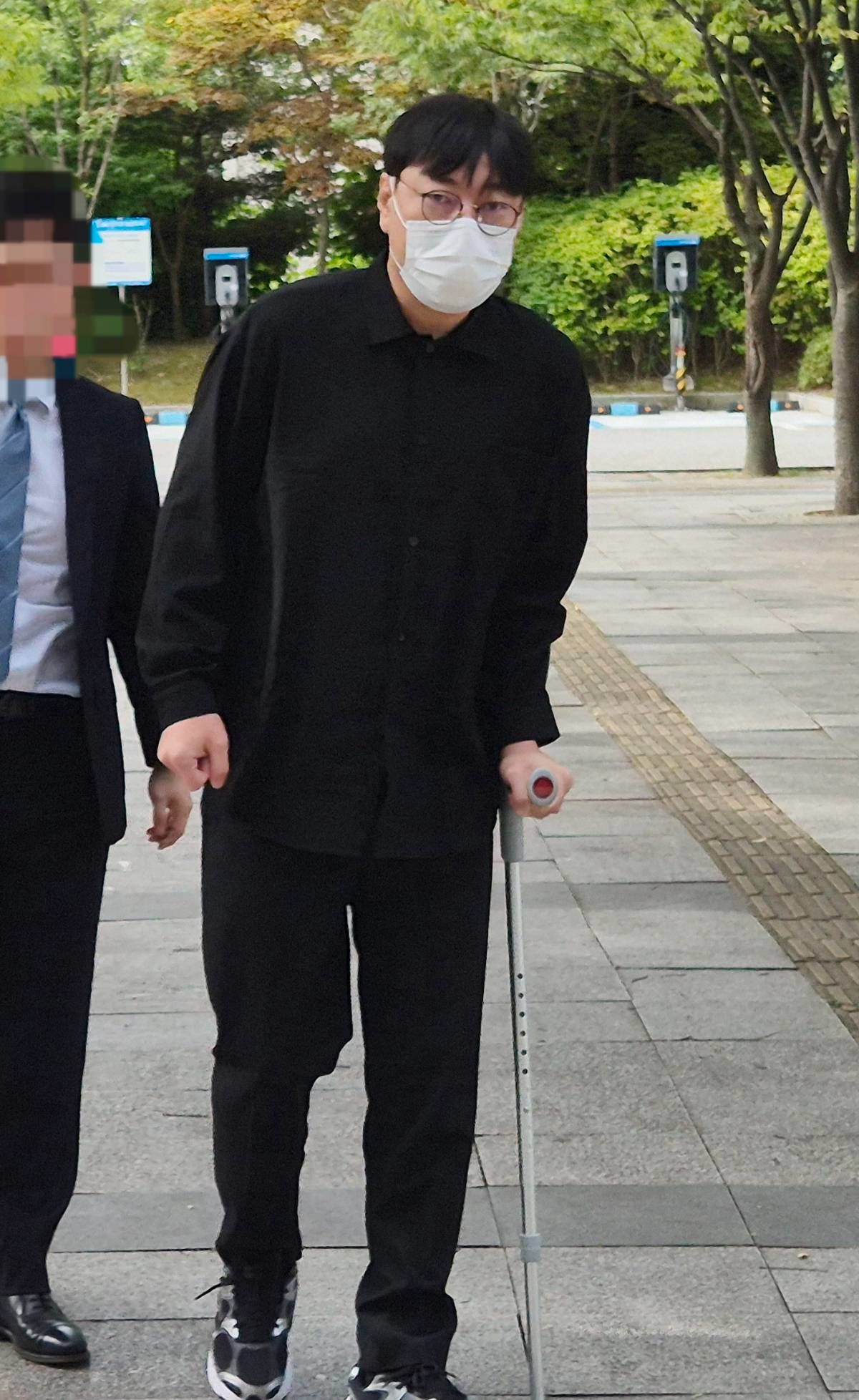 목발 짚은 채 법원에 출석한 이진호 / 뉴스1